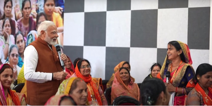 PM Modi with women dairy farmers dairynews7x7